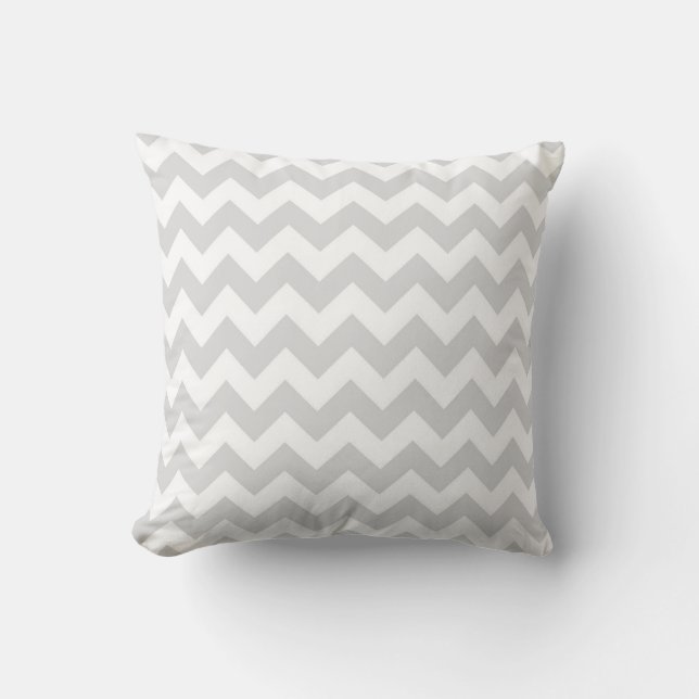Lichtgrijs Wit Chevron Zig-Zag Patroon Kussen (Voorkant)