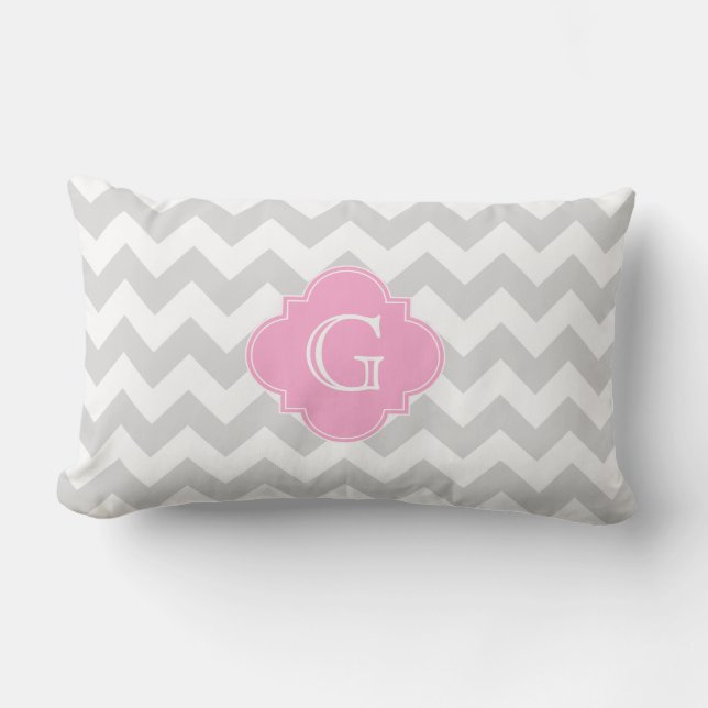 Lichtgrijs Witte Chevron Roze Quatrefoil Monogram Kussen (Voorkant)
