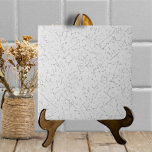 Lichtgrijze Crackle Glaze Textuur Klassiek Tegeltje<br><div class="desc">Deze crackled-glaze-look keramische tegel heeft een faux crackle op een lichtgrijze achtergrond. Ziet eruit als een handgemaakt,  ambachtelijk stuk met een decoratieve maar eenvoudige en neutrale uitstraling. Perfect als accent op zichzelf of gecombineerd met andere tegel motieven in een backsplash installatie. Kunst & design door Tuzi Williams.</div>