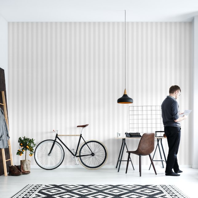 Lichtgrijze en witte strepen behang (Woonkamer)