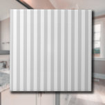 Lichtgrijze en witte strepen tegeltje<br><div class="desc">Het lichtgrijze en witte strepen patroon is een patroon uit het verleden, dat wordt gekenmerkt door parallelle lichte grijze & witte strepen van verschillende breedten die door het patroon worden herhaald. Dit patroon verwijst naar de klassieke stijl en wordt gekenmerkt door subtiliteit en elegantie. De lichte Grijze & Witte kleuren...</div>