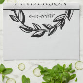 Lichtgrijze en zwarte lebbenfamilienaam trouwdatum theedoek (Gevouwen)