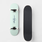 Lichtgroen Elegant Eenvoudig Schattige Monogramme Persoonlijk Skateboard (Voorkant)