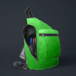 Lichtgroen verloop geometrisch maaspatroon sling bag<br><div class="desc">Lichtgroene gradiënt geometrisch maaspatroon Gedrukte zak. Cool mode accessoire tas voor iedereen. Driehoek geometrisch netwerk met licht aan donker Licht groen ombre gradiëntontwerp.</div>