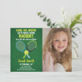 Lichtgroene en blauwe Tennis Verjaardag Uitnodigin Kaart (Staand voorkant)