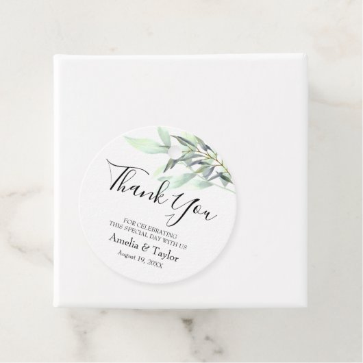 Lichtgroene eucalyptus bladeren rond bedankjes labels (In situ)