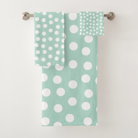 Lichtgroene mint polka dots bad handdoek (Insitu)