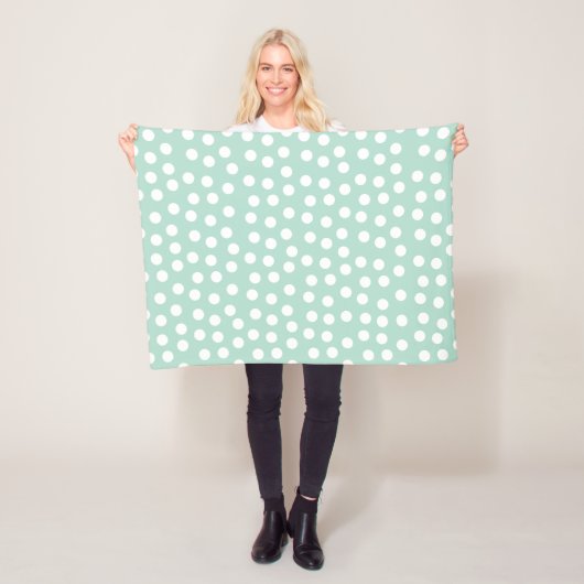 Lichtgroene mint polka dots fleece deken (In situ)
