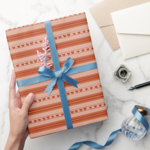 Lichtoranje en donkeroranje harten in strepen cadeaupapier