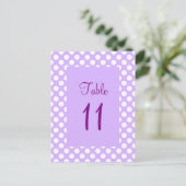Lichtpaarse en witte tafelnummerkaart met polkadot briefkaart (Staand voorkant)