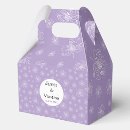 Lichtpaarse kleur en witte pioenrozen. bedankdoosjes