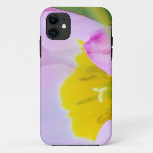 lichtpaarse tulp bloem op groene achtergrond. iPhone 11 hoesje