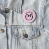 Lichtroze aangepaste monogram wapenschild ronde button 5,7 cm (In situ)