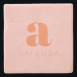 Lichtroze en Oranje Moderne Monogram met Naam Stenen Onderzetter<br><div class="desc">Dit stenen onderzetter toont een speciaal initiaal in warm sinaasappel met een zacht lichtroze achtergrond,  gecombineerd met een serif naam eronder. Ideaal voor het toevoegen van een pop van persoonlijkheid aan uw tafelblad,  dit gepersonaliseerde onderzetter is ideaal voor chique interieur,  vermakelijke of doordachte geschenken.</div>