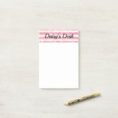 Lichtroze en witte rokerige lijnen post-it® notes (Op bureau)