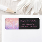 Lichtroze en zwart monogram etiket (Insitu)