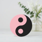 Lichtroze en zwarte Yin Yang Symbol Birthday Kaart (Staand voorkant)