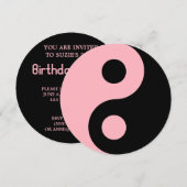 Lichtroze en zwarte Yin Yang Symbol Birthday Kaart (Voorkant / Achterkant)