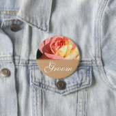 Lichtroze gele roodbruinroos trouwknop voor groom ronde button 7,6 cm (In situ)