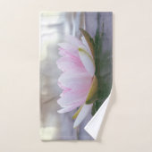 Lichtroze Lotus Vloerlandschap Bad Handdoek (Handdoek)