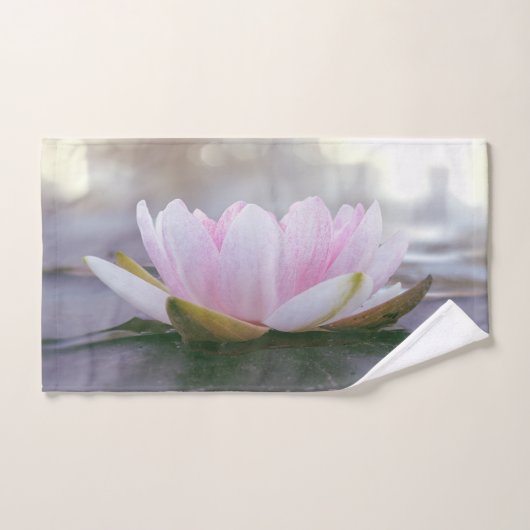 Lichtroze Lotus Vloerlandschap Bad Handdoek (Handdoek)