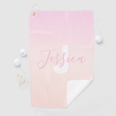 Lichtroze & perzikgradiënt Ombre Naam & Monogram Golfhanddoek (Insitu)