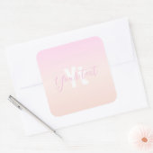 Lichtroze & perzikgradiënt Ombre Naam & Monogram Vierkante Sticker (Envelop)
