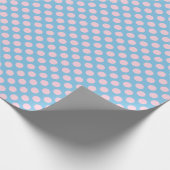 Lichtroze Polka Dot op Blauw Verpakkend Document Cadeaupapier (Hoek)