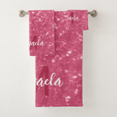 Lichtroze roos faux sparkles glitter Monogram Bad Handdoek (Insitu)