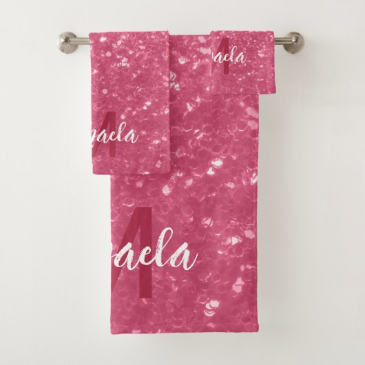 Lichtroze roos faux sparkles glitter Monogram Bad Handdoek (Insitu)