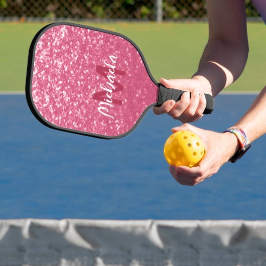 Lichtroze roos faux sparkles glitter Monogram Pickleball Paddle (Insitu)