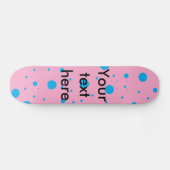Lichtroze sky blue minuscule en grote polka stippe skateboard (Horizontaal)