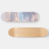 Lichtroze wolken in een blauwe lucht skateboard (Horizontaal)
