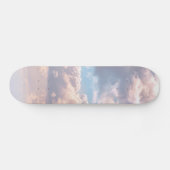 Lichtroze wolken in een blauwe lucht skateboard (Horizontaal)