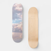 Lichtroze wolken in een blauwe lucht skateboard (Voorkant)