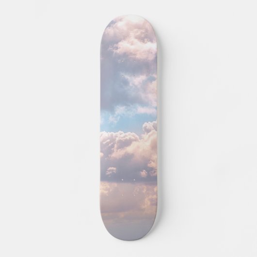 Lichtroze wolken in een blauwe lucht skateboard (Voorkant)