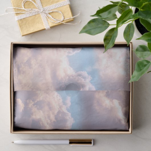 Lichtroze wolken in een blauwe lucht tissuepapier (Geschenk)