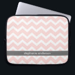 Lichtroze Zig Zag Chevrons Patroon Laptop Sleeve<br><div class="desc">Pas deze stijlvolle laptophoes aan met jouw naam,  initialen,  monogram of tekst van uw keuze.</div>