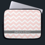 Lichtroze Zig Zag Chevrons Patroon Laptop Sleeve<br><div class="desc">Pas deze stijlvolle laptophoes aan met jouw naam,  initialen,  monogram of tekst van uw keuze.</div>