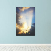 Lichtstraal door de wolken canvas afdruk (Insitu (Houten vloer))
