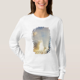 Lichtstraal door de wolken t-shirt