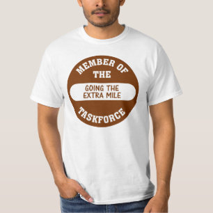 Lid van de Extra Mile Task Force T-shirt