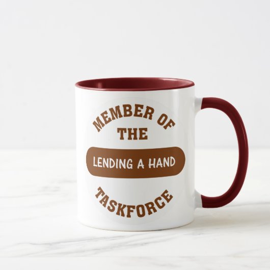 Lid van de Lending a Hand Task Force Mok (Rechts)