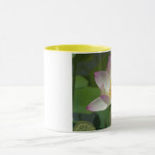 liebloem op de mok van de waterringer (Midden)