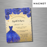 Lief 16 koningsblauw gouden jurk bloemstukken luxe magnetische uitnodiging<br><div class="desc">Een moderne,  stijlvolle en glamoureuze uitnodiging voor een Sweet 16,  16th verjaardagsfeestje. Een faux gouden achtergrond met faux blue sparkles en een royal blue dress en rozen,  florals. De naam is geschreven met een modern handschrift. Personaliseer en voeg uw feestdetails toe.</div>