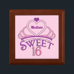 Lief 16 Verjaardag Gepersonaliseerd Roze Prinses T Cadeaudoosje<br><div class="desc">Leuk lief zestien ketting verjaardagscadeau voor je grote tienermeisje bash. Personaliseer door jouw naam te schrijven in  paarse schrift in de roze tiara. Een  lieve 16 geschenkdoos.</div>