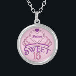 Lief 16 Verjaardag Gepersonaliseerd Roze Prinses T Zilver Vergulden Ketting<br><div class="desc">Leuk lief zestien ketting verjaardagscadeau om uit te delen als feestgunsten aan het einde van je grote tienerbash. Personaliseer door jouw naam te schrijven in  paarse schrift in de roze tiara. Een  lief 16 design.</div>