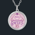 Lief 16 Verjaardag Gepersonaliseerd Roze Prinses T Zilver Vergulden Ketting<br><div class="desc">Leuk lief zestien ketting verjaardagscadeau om uit te delen als feestgunsten aan het einde van je grote tienerbash. Personaliseer door jouw naam te schrijven in  paarse schrift in de roze tiara. Een  lief 16 design.</div>