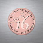 Lief 16e verjaardag roze dank u feestgunst magneet<br><div class="desc">Voeg een gepersonaliseerde en finishing touch toe aan zoete 16 feestdecoraties met aangepaste bedankjes ronde koelkastmagneten. Design beschikt over een girly blush roze en donkergrijs modern lettertype op een trendy roos gouden faux folie achtergrond. Tekst in een cirkel is eenvoudig aan te passen. Deze elegante gunsten maken een stijlvolle toevoeging...</div>