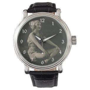 Lief een arm meisje benen over elkaar geslagen horloge